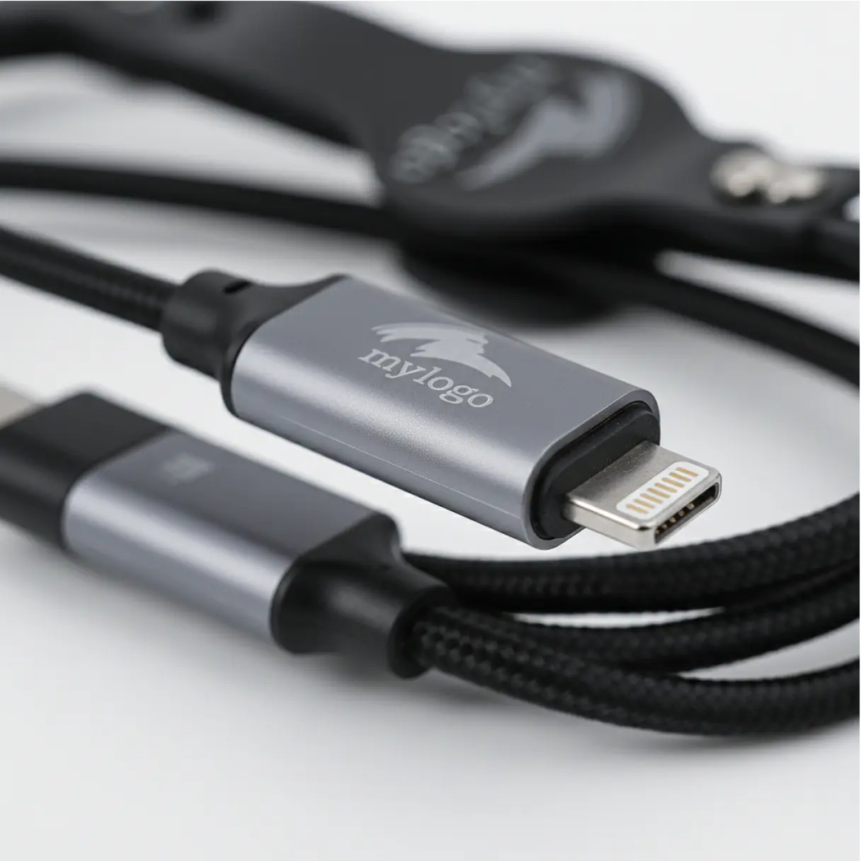 N&auml;rbild p&aring; m&auml;rkt laddningskabel med Lightning- och USB-C-kontakter.