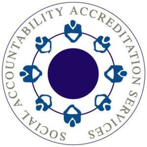 Logotypen "Social Accountability Accreditation Services" med en cirkul&auml;r symbol som liknar ett skrivbord med m&auml;nniskor som sitter runt det